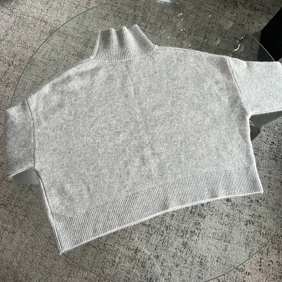 Aritzia The Group By Babaton Luxe Light Grey Cashmere Turtleneck Sweater Sz XS - Picture 14 of 17